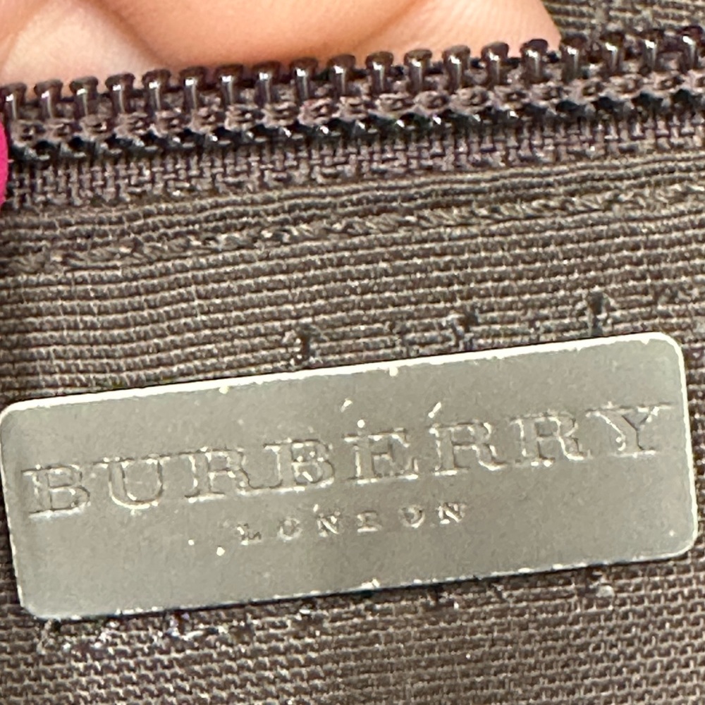Burberry Authenticate Like new - Picture 2 of 2